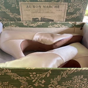 Scarpe antiche in raso di seta in scatola Bon Marche
