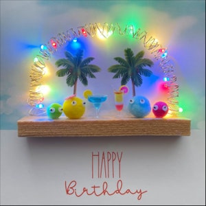 Tarjeta de fiesta en la playa, tarjeta de cumpleaños de verano en la playa iluminada, mini abrazos con pompones y mini cócteles
