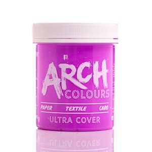 Op de afbeelding: Een roze pot haarverf met de tekst "ARCH COLOURS" en "ULTRA COVER" op het etiket. De pot is gelabeld voor gebruik op papier, textiel en karton.