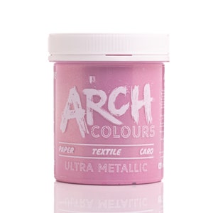 Op de afbeelding: Een roze pot verf met de tekst "ARCH COLOURS" en "ULTRA METALLIC" op het etiket. De verf is voor papier, textiel en karton.