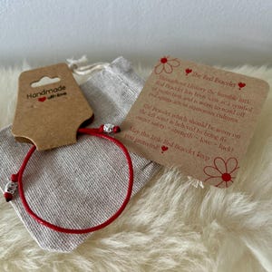 La pequeña pulsera roja…