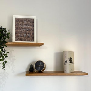 Hölzernes schwebendes Regal, modernes schwebendes Regal, kundenspezifische Größe schwebende Regale mit Halterungen, an der Wand befestigtes schwebendes Regal für Küche Badezimmer