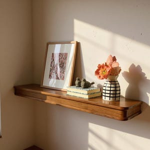 Rustikales schwebendes Kamin Mantel Regal | Individueller Holz Mantel | Grobe Behauene Balkenmantel | Landhaus Dekor