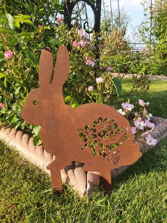 "Lapin Rougegrisseau aux Pointes"

Ce titre français signifie "Rabbit with Reddish Skin and Tips". It keeps the essence of the original title while making it more suitable for a French-speaking audience.