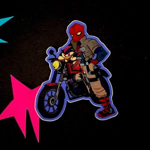 Könnte beinhalten: Ein Aufkleber mit einer Figur in rotem Helm und beiger Jacke, die neben einem roten Motorrad steht, während eine kleine schwarz-gelbe Figur auf dem Lenker sitzt. Das Motiv ist von mehreren leuchtend rosa und blauen Papiersternen umgeben.