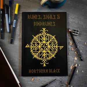 Könnte beinhalten: Ein schwarzes Buch mit dem Titel "Runes, Sigils & Bindrunes" und den Worten "Northern Black" auf dem Cover. Das Cover zeigt ein gelbes geometrisches Design.