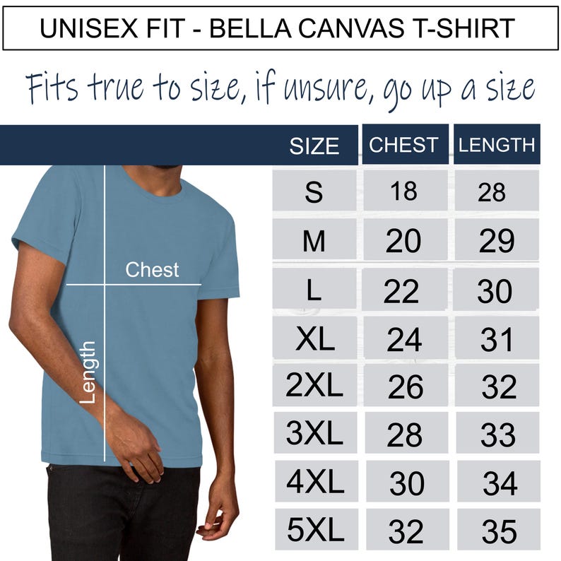 Op de afbeelding: Een lichtblauw Bella Canvas unisex T-shirt met een maattabel. De tabel toont borst- en lengtematen voor de maten S tot en met 5XL. De tekst luidt: "Valt normaal, bij twijfel een maat groter nemen."