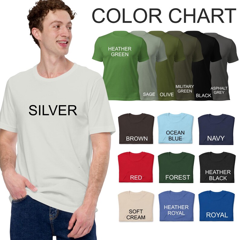 Op de afbeelding: Een man in een zilverkleurig T-shirt staat naast een kleurenkaart. De kaart toont verschillende T-shirtkleuren, waaronder heidegroen, salie, olijf, legergroen, zwart en asfaltgrijs. Extra kleuren zijn bruin, oceaanblauw, marine, rood, bos, heidezwart, zacht cr&egrave;mekleurig, heide royal en royal.