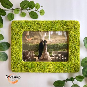 Pu&ograve; includere: Una cornice rettangolare con una vibrante texture verde muschio. La cornice contiene una fotografia di una coppia che si bacia a un matrimonio. La cornice &egrave; decorata con il testo "Creations by Liz".