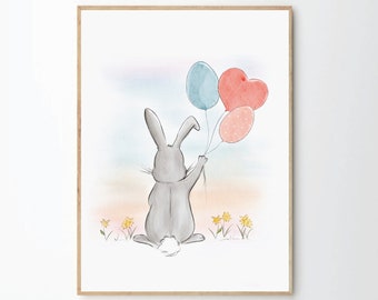 Joyeux lapin gris dans son champs de fleurs