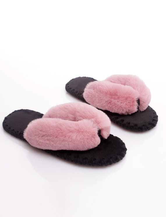 Pink fuzzy flip flop slippers deals