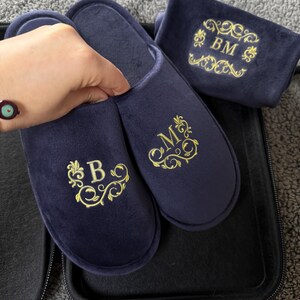 ABSOLUTE FOOTWEAR Pantofole da donna in morbido velluto con pompon
