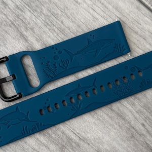 Graverat silikonarmband med den stora vita hajen – 22 mm, 19 färger bild 1