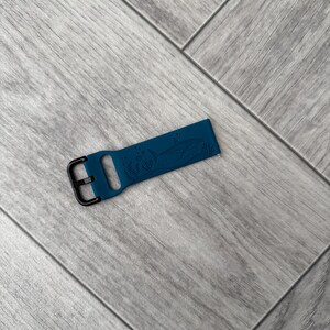 Graverat silikonarmband med den stora vita hajen – 22 mm, 19 färger bild 5