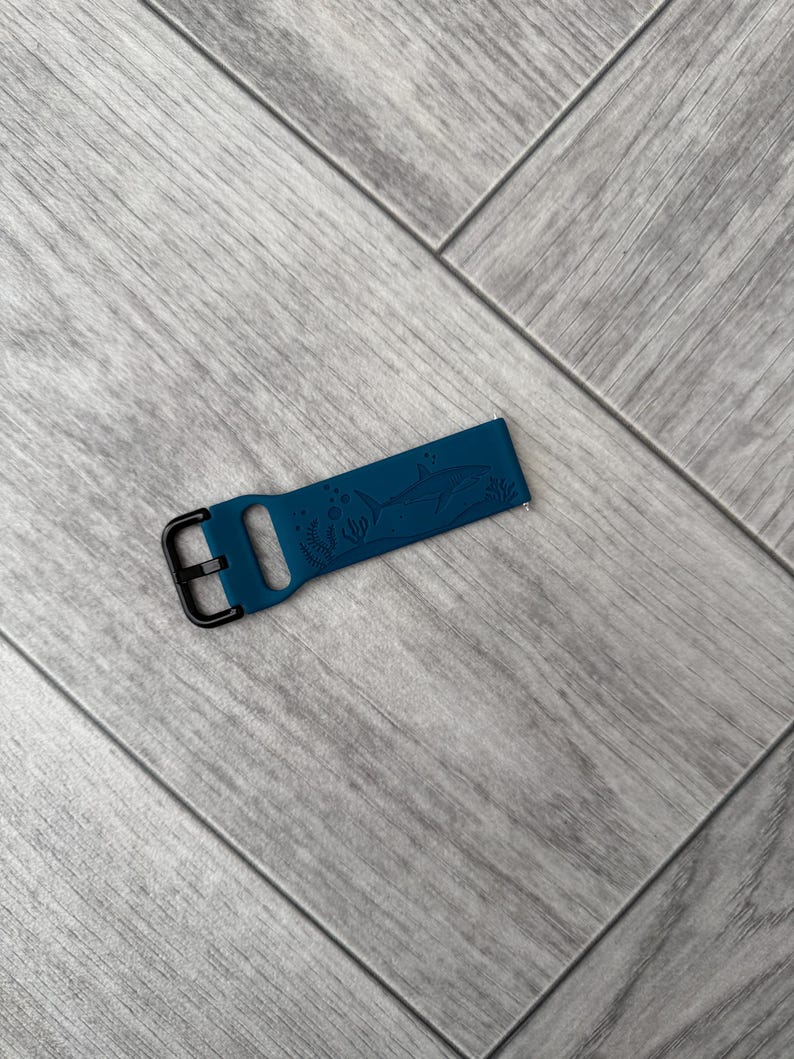 Graverat silikonarmband med den stora vita hajen – 22 mm, 19 färger bild 5
