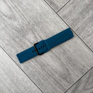Graverat silikonarmband med den stora vita hajen – 22 mm, 19 färger bild 7