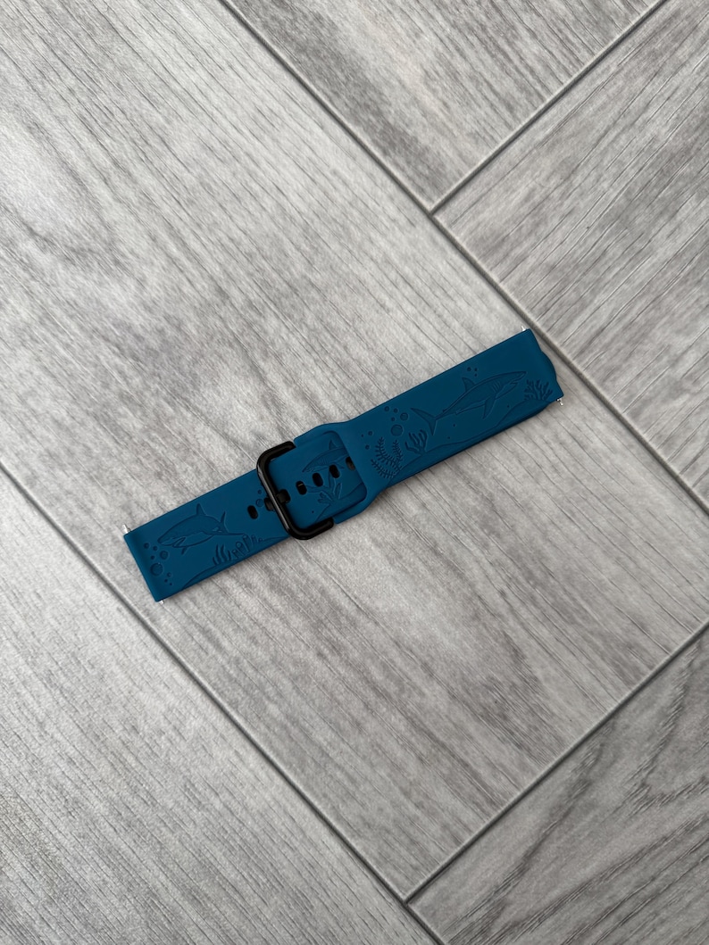 Graverat silikonarmband med den stora vita hajen – 22 mm, 19 färger bild 7