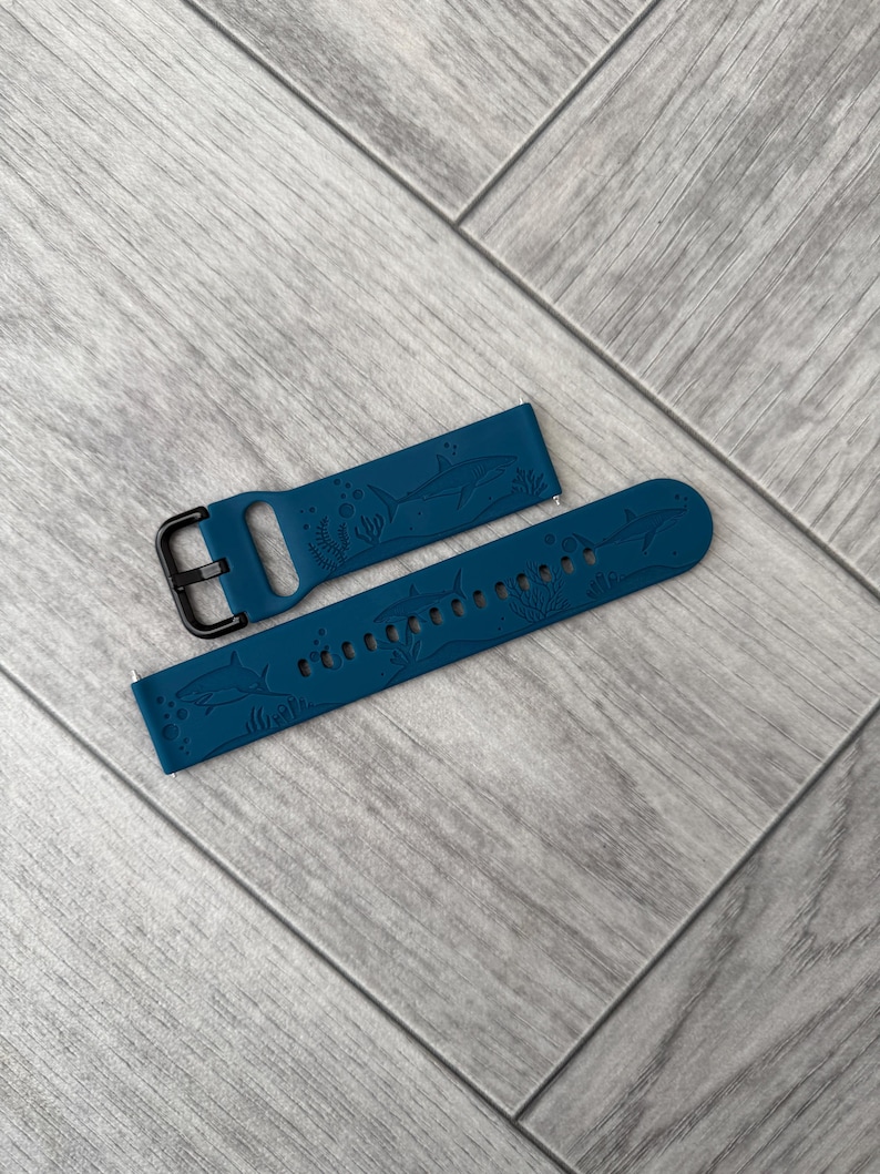 Graverat silikonarmband med den stora vita hajen – 22 mm, 19 färger bild 1