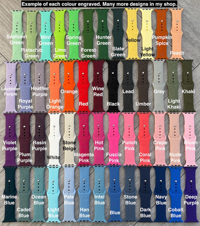 K&ouml;nnte beinhalten: Eine Sammlung farbenfroher, gravierter Uhrenarmb&auml;nder in verschiedenen Farbt&ouml;nen, darunter Gr&uuml;n, Lila, Rosa und Blau. Jedes Band ist mit einem dekorativen Muster graviert und mit seinem Farbnamen beschriftet. Die B&auml;nder sind in Reihen angeordnet und zeigen eine gro&szlig;e Auswahl.