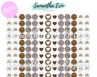 Può includere: Un foglio di 100 adesivi stampabili con tre diversi design: stampa leopardata, cuori con contorno bianco e arcobaleni. Gli adesivi sono perfetti per aggiungere un tocco di fantasia a planner, diari e altri oggetti.