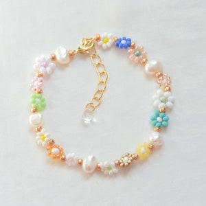 Colorful bracelet, freshwater pearl bracelet, bridesmaid gift bracelet, boho jewelry, beaded bracelet gold, daisy flower bracelet for women