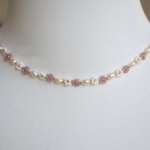 Collier de fleurs en perles, collier de perles d'eau douce, collier de marguerites, bijoux délicats, collier ras de cou, cadeau de Saint Valentin, cadeau d'anniversaire