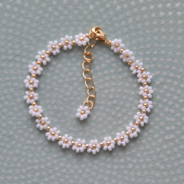 Flower bracelet white and gold, beaded bracelet, simple jewelry, boho jewelry, birthday gift for girlfriend, Christmas gift, daisy flower