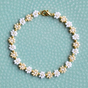 Flower bracelet white and cream, dainty bracelet, simple jewelry, boho jewelry, romantic gifts for girlfriend, mothers day gift for women