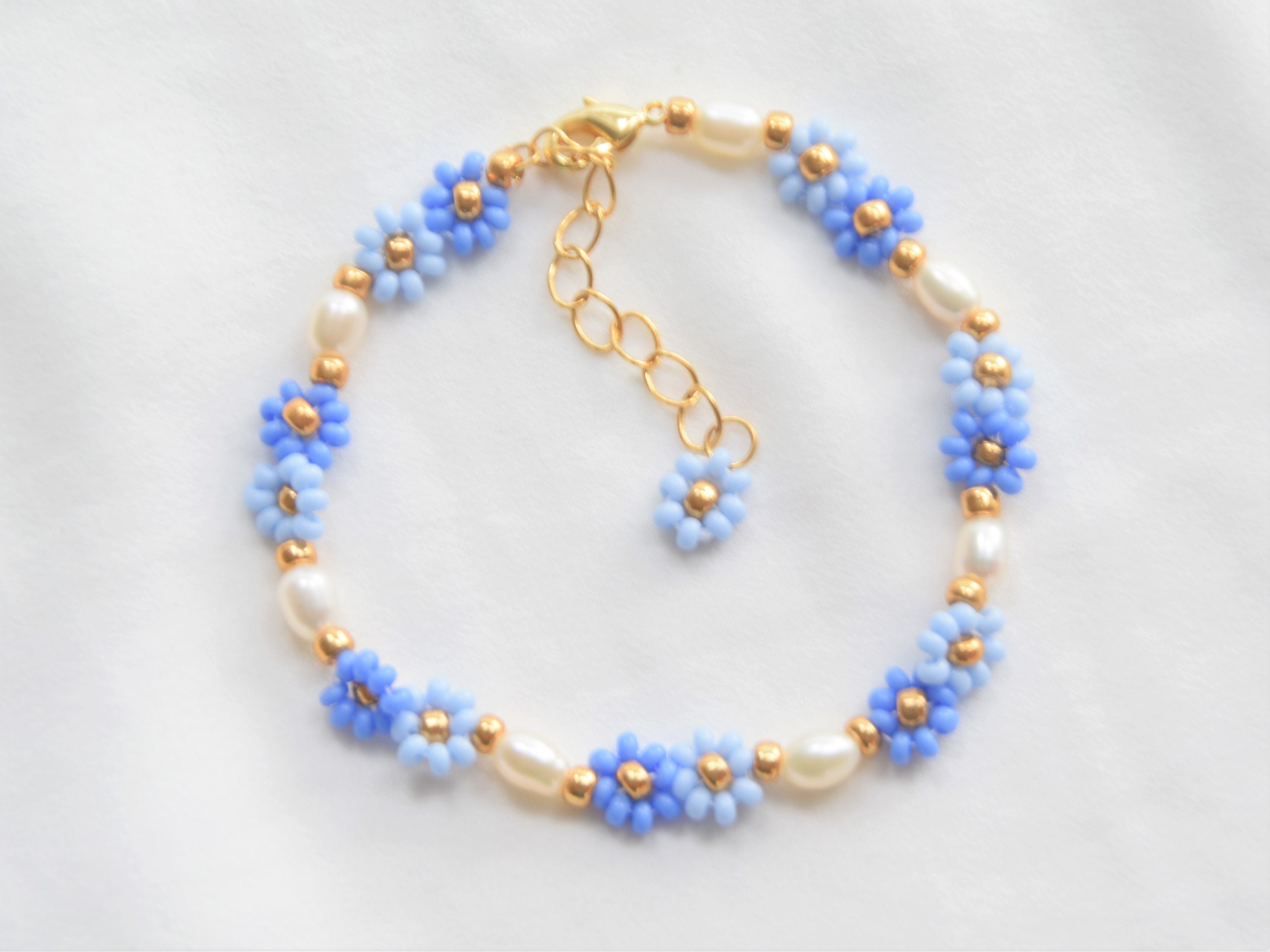 Bracelet perlé avec perles, bracelet de fleurs Daisy pour femmes, bracelet  de perles deau douce en or, bracelet de fleurs bleues, cadeau de fête des  mères -  France