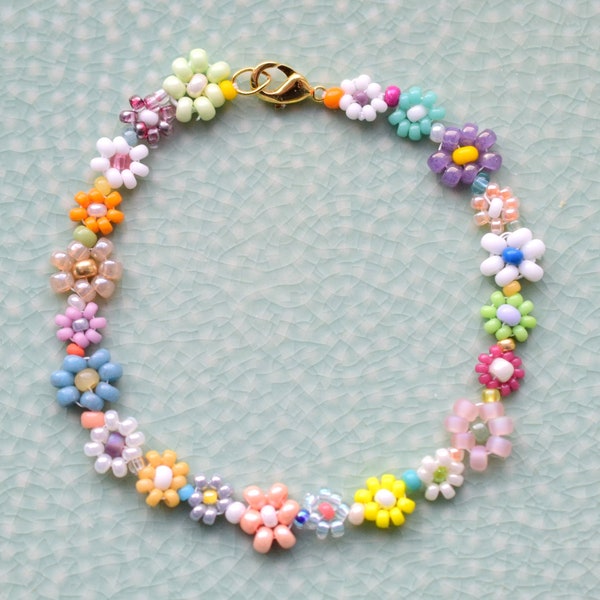 Bracelet de perles colorées, bracelet de demoiselle d'honneur, bijoux fleurs, bracelet marguerites, cadeau d'anniversaire pour meilleure amie, cadeau pour nièce adolescente