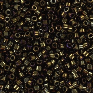 Puede incluir: Una imagen de primer plano de una gran cantidad de pequeñas cuentas redondas de color marrón oscuro con un brillo metálico.