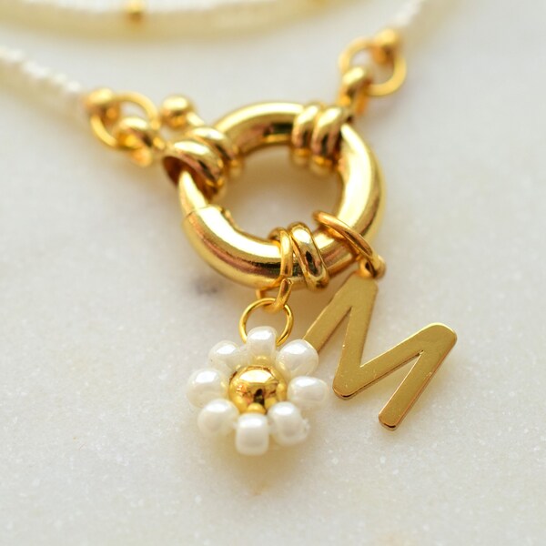 Collier de lettres collier initial or, collier fermoir avant, collier de perles blanches avec charme, cadeau de Saint-Valentin pour ses bijoux