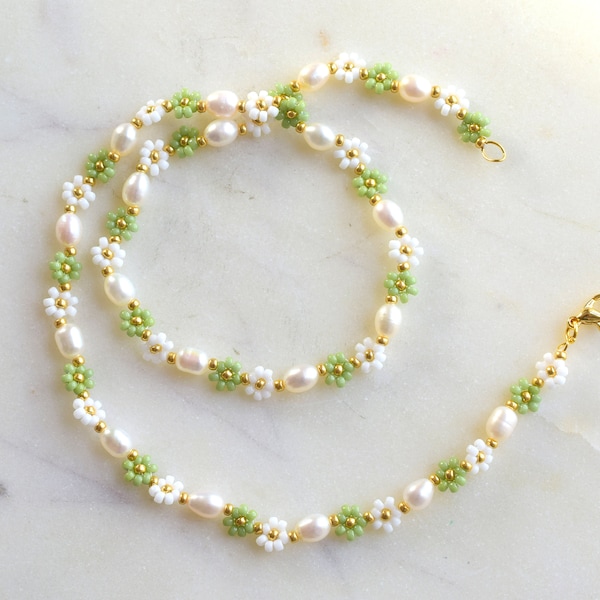 Beaded flower necklace pearl, green daisy necklace, freshwater pearl choker, mothers day gift for girlfriend, seed bead necklace flower