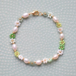 Green flower bracelet daisy, freshwater pearl bracelet dainty, girlfriend birthday gift, bridesmaids jewelry, boho bracelet beaded, romantic