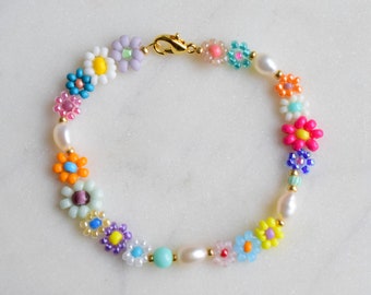Buntes Perlenarmband mit Blumen, Gänseblümchen Armband Süsswasserperlen, Geburtstagsgeschenk für Schwester, Muttertagsgeschenk Schmuck
