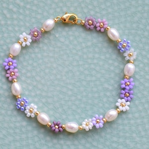 Violet flower bracelet daisy, freshwater pearl bracelet dainty, girlfriend birthday gift, bridesmaids jewelry, purple boho bracelet beaded