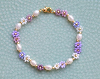 Violet flower bracelet daisy, freshwater pearl bracelet dainty, girlfriend birthday gift, bridesmaids jewelry, purple boho bracelet beaded