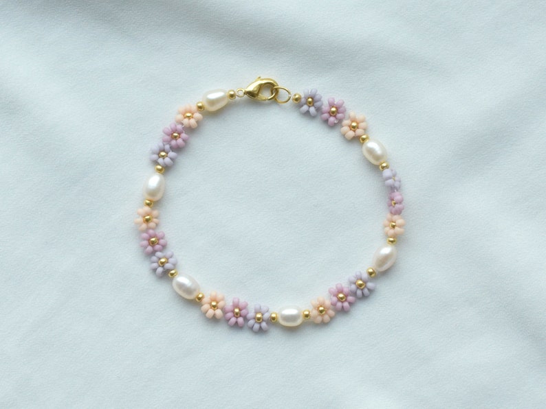 Daisy flower bracelet, freshwater pearl bracelet dainty, girlfriend birthday gift, bridesmaids jewelry, boho bracelet beaded, romantic gifts image 2