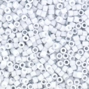 Könnte beinhalten: Eine große Menge kleiner, weißer, runder Perlen. Die Perlen sind undurchsichtig und haben eine glatte, glänzende Oberfläche.