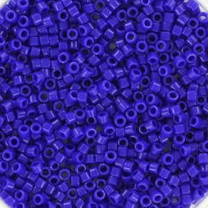 Puede incluir: Una vista de cerca de una gran cantidad de pequeñas cuentas de plástico redondas de color azul. Las cuentas son todas del mismo tamaño y forma, y están dispuestas en un patrón aleatorio.