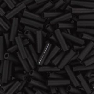 Könnte beinhalten: Nahaufnahme einer großen Menge schwarzer Glasperlen. Die Perlen sind zylindrisch geformt und haben eine glatte, matte Oberfläche.