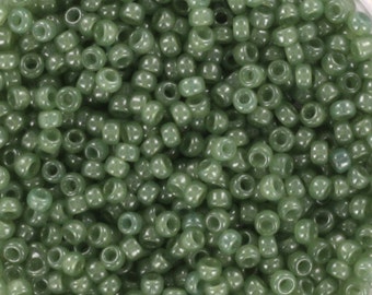 10g Miyuki Rocailles ceylon translucent sage grün, Größe 11/0 2375, Perlen aus Japan, uniforme Perlen runde Rocailles, sage grün green