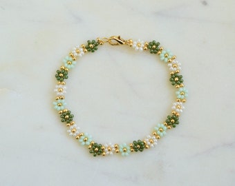 Green flower bracelet, daisy bracelet, beaded bracelets gold, romantic gifts for her, Mothers Day gift ideas, bridesmaid gifts bracelet