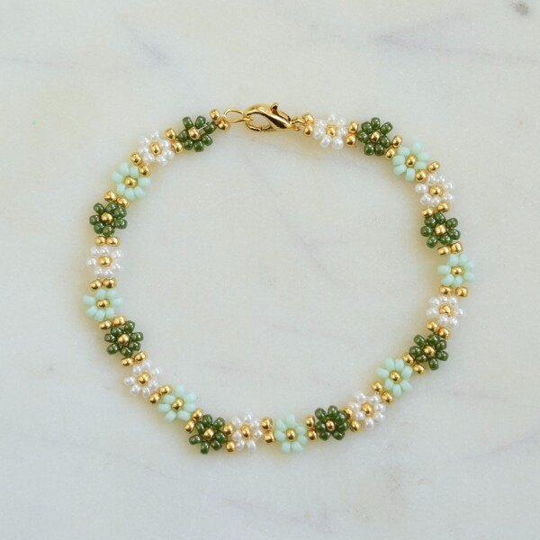 Green flower bracelet, daisy bracelet, beaded bracelets gold, romantic gifts for her, Christmas gift jewelry, bridesmaid gifts bracelet