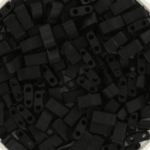 Può includere: Primo piano di una collezione di piccole perline rettangolari nere. Ogni perlina ha due fori. Le perline sono sparse, riempiendo l'inquadratura. Le perline sono realizzate in un materiale opaco.