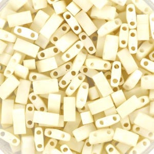 Miyuki Half Tilas, color crema mate opaco, color 2021, cuentas japonesas cuadradas, cuentas de dos agujeros de 5 mm, cuentas planas, blanco roto, crema claro