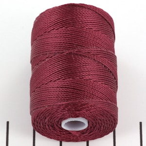 Peut inclure: Une bobine de fil de couleur marron.