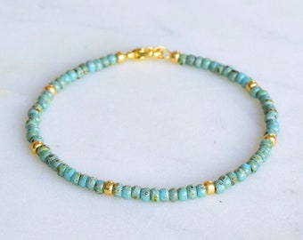 Bracelet de perles turquoise et or, superposition de bracelets, cadeau fête des mères pour elle bijoux, cadeau pour anniversaire femme amies, petites idées cadeaux