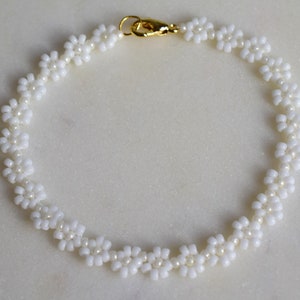 Daisy bracelet gold, white flower bracelet, wedding bracelet, bridesmaid gifts bracelet, small gifts for girlfriend, romantic gifts for her