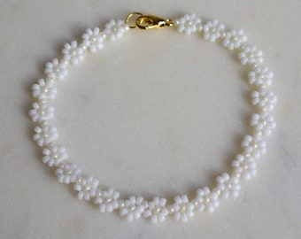 Daisy bracelet gold, white flower bracelet, wedding bracelet, bridesmaid gifts bracelet, small gifts for girlfriend, romantic gifts for her